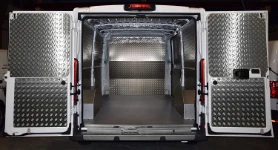 01_A plywood floor liner with a marble-look surface in an Opel Movano