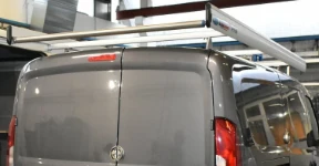 04_The Syncro System roof rack, with loading roller and side fences on the Doblò