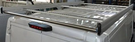 02_A roof rack with a rear loading roller on a 2022 Opel Movano