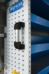 02_The ergonomic grab handle on Syncro racking