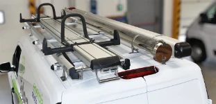 03_The ladder slide and two pipe carriers on the roof of the Ford Connect