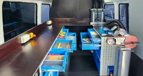 06_The large work bench in the prosthetic service’s Sprinter