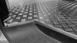 Stainless-steel edging on the floor liner in 9 mm birch plywood + aluminium tread plate